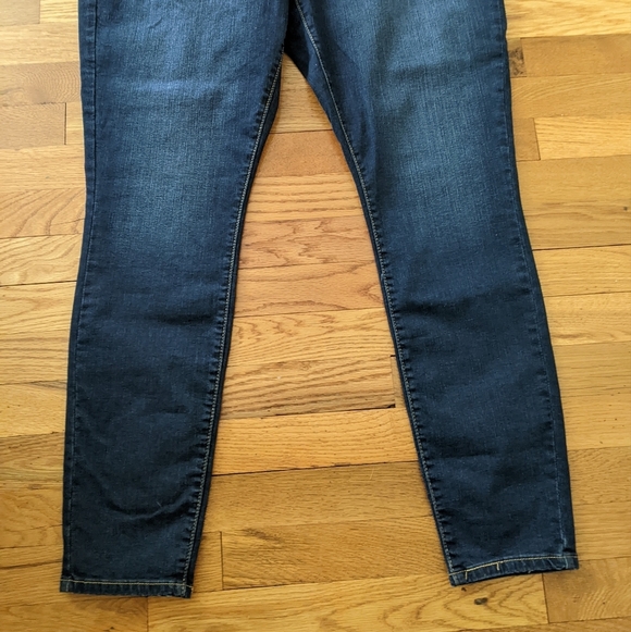 Levi's Totally Shaping Hi Rise Skinny Jeans - Picture 3 of 5